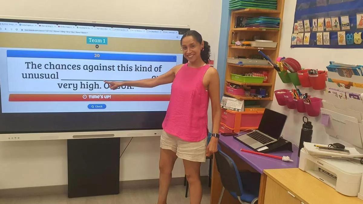Nereyda Valle Luviano, fundadora de Express Yourself English Academy en Mérida, durante una actividad de aprendizaje de inglés en el aula.