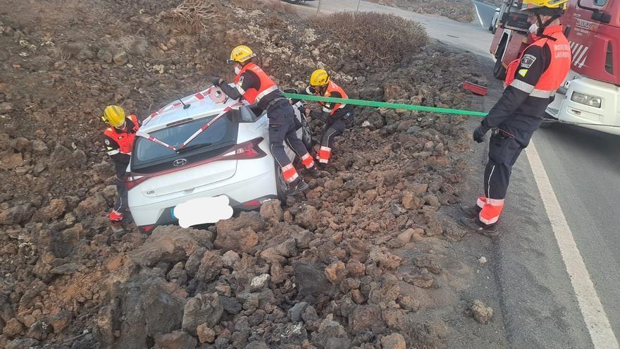 Aparatosa salida de vía de un coche en el norte de Lanzarote