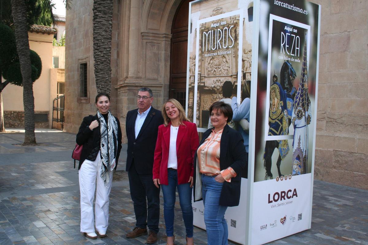 María del Carmen Lafuente, Juan Andrés Ibáñez, María Ángeles Mazuecos y Diana Murcia, este jueves, junto al ‘totem’ del atrio de San Mateo.