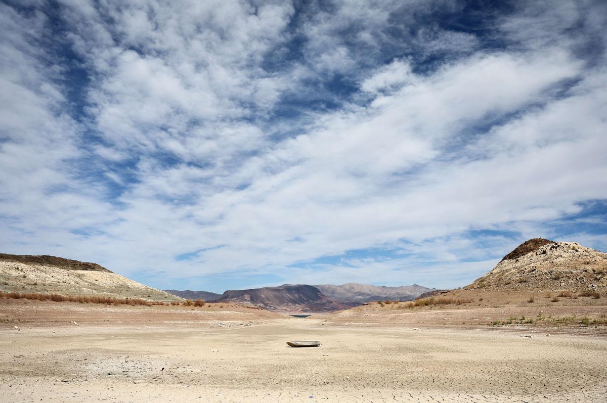 Un bote hundido, ahora a la vista tras la bajada de nivel del agua, en el lecho seco del lago Mead