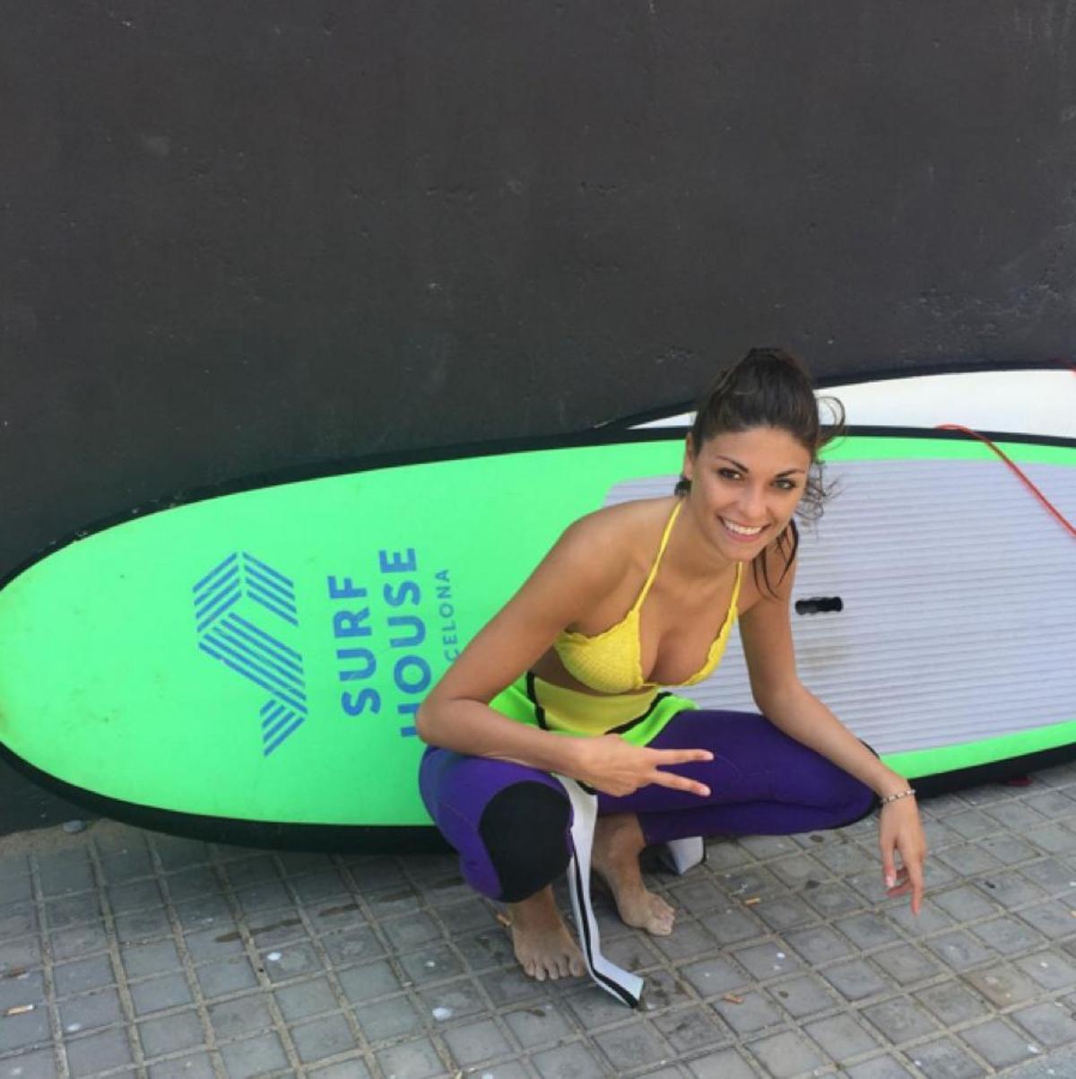 Linda Morselli haciendo surf