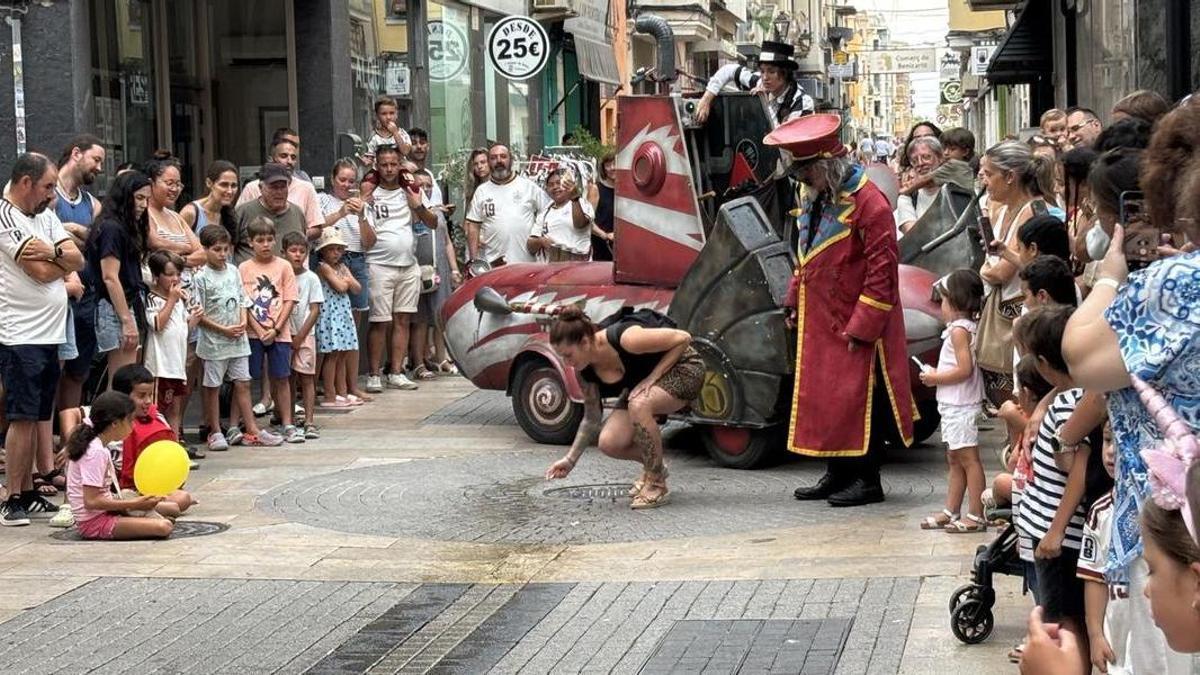Els carrers de Benicarló s'omplin cada any de diversió i cultura amb la Nit en Vetla.