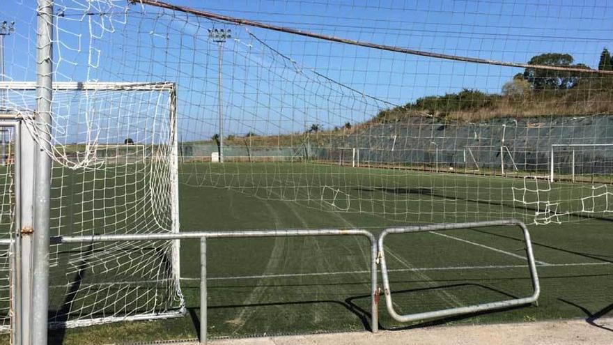 El campo de hierba sintética, con la portilla rota.