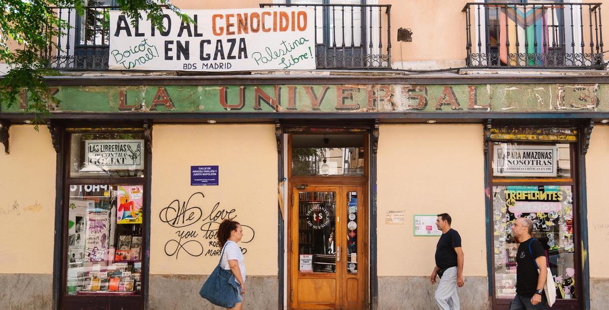 Exterior de la librería Traficantes de sueños, que ha lanzado una campaña para financiar la compra del local donde se asienta.