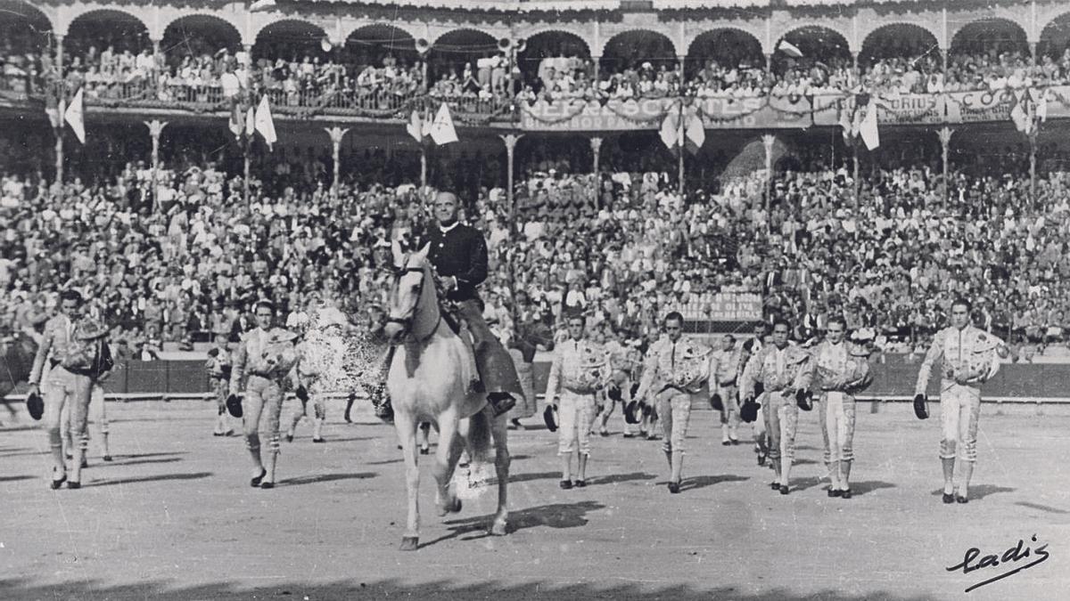 Paseíllo en la corrida pro monumento de Manolete, en Los Tejares, el 21 de octubre de 1951.