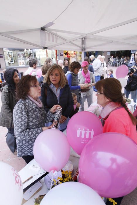 Un centenar de persones van crear el llaç rosa gegant de l''Oncolliga a la ciutat de Girona