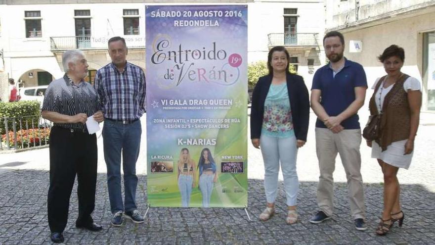 El vicepresidente de los empresarios de Redondela, José Manuel Barbosa; el concejal Jesús Crespo; la alcaldesa accidental Carmen Amoedo; Pablo Marcote y Sandra Bastos, en la presentación. // Alba Villar