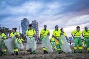 La limpieza de las playas tras la revetlla de Sant Joan