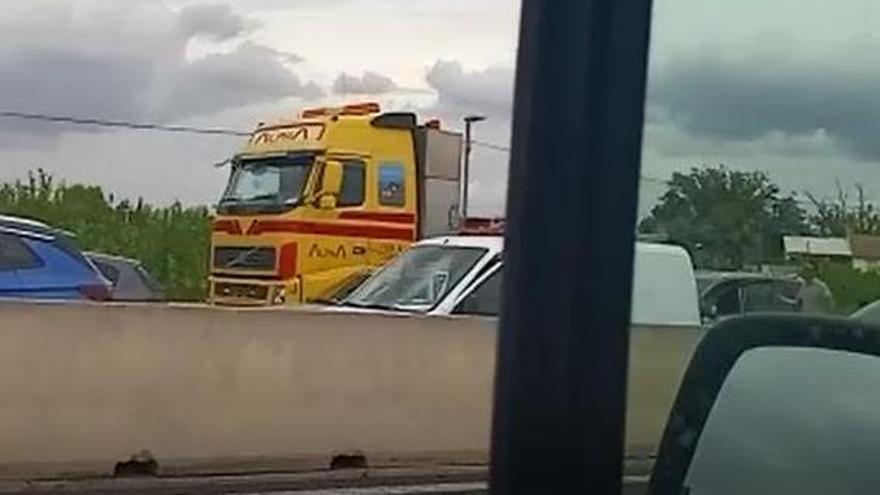 Colas kilométricas en la A-30 tras chocar dos vehículos a la altura de El Palmar