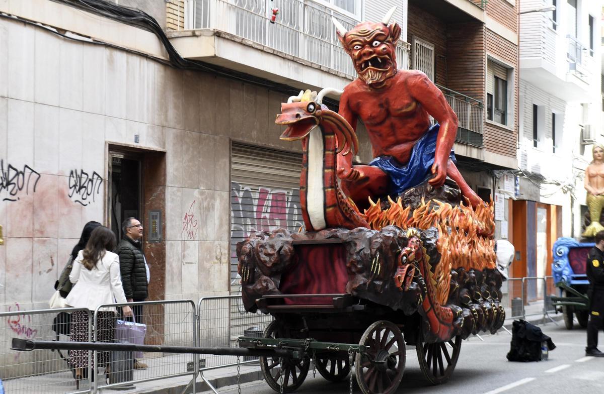Una carroza de demonio sobre un dragón durante el homenaje al entierro de la sardina de 1919