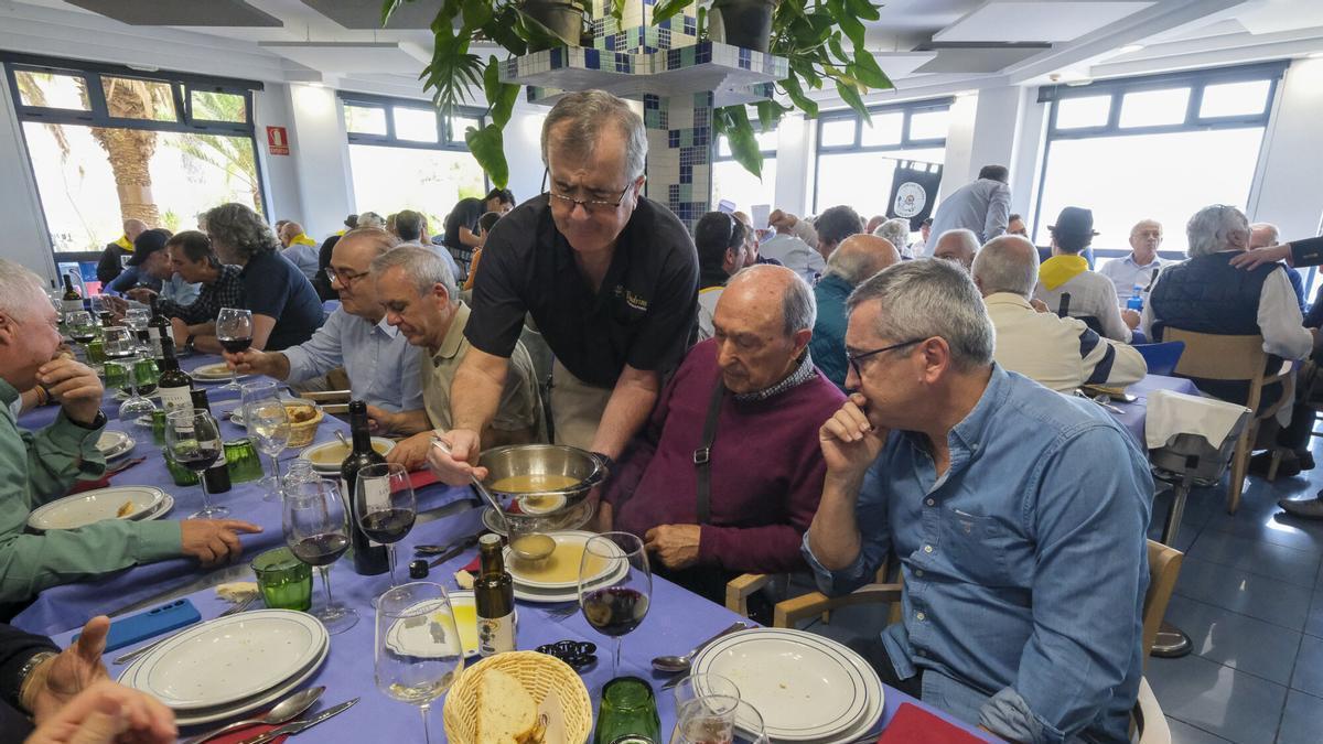 Más de 160 personas de la Cofradía del Puchero se reunieron este sábado en el restaurante El Padrino, en Las Palmas de Gran Canaria