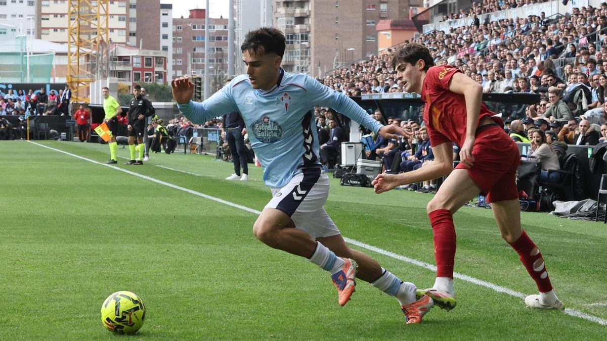 El gondomareño deja atrás al valencianista Javi Guerra, que lo frena en falta con un pisotón que le arrebata la bota del pie derecho.