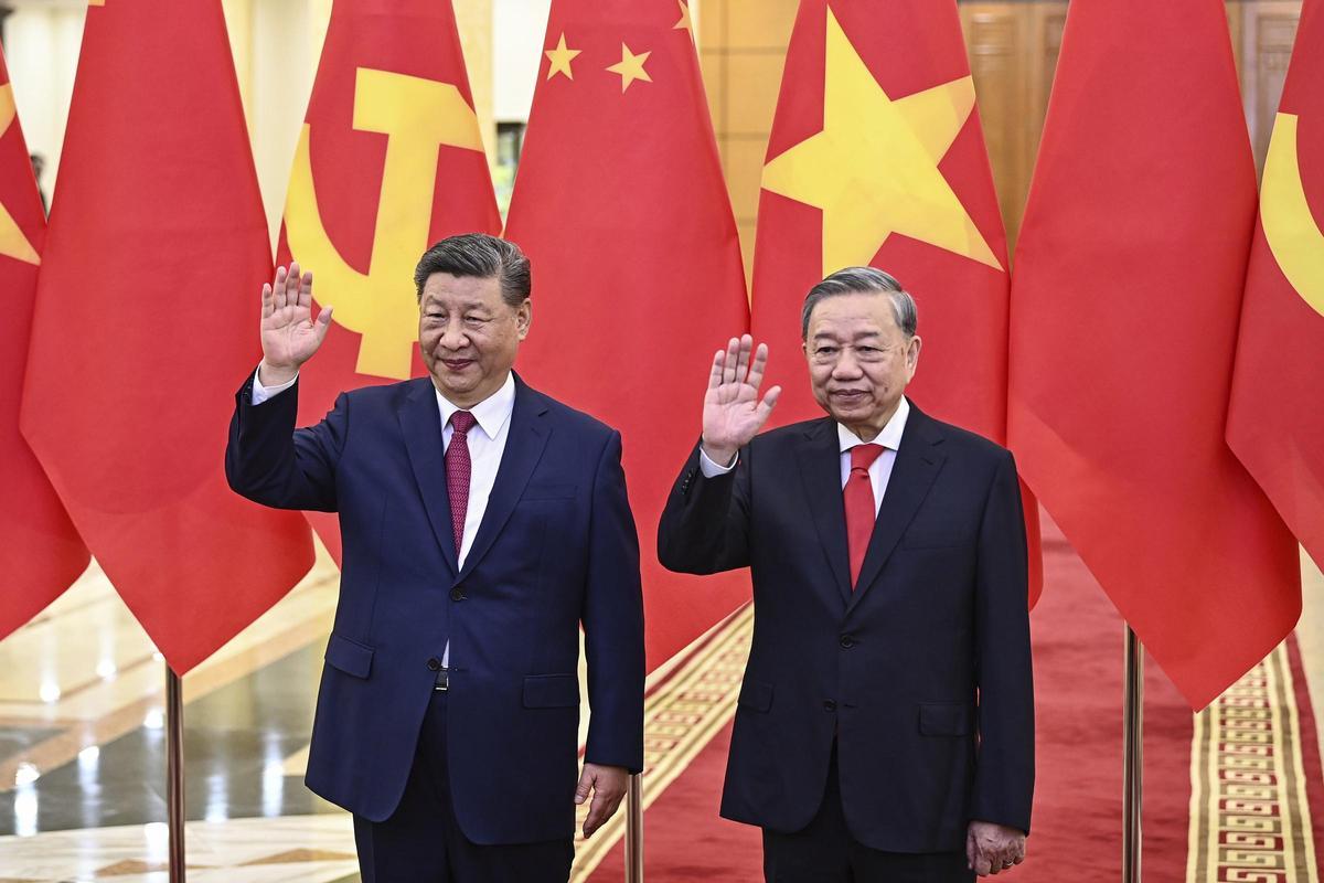 El presidente de China, Xi Jinping, y el secretario general del Partido Comunista de Vietnam, To Lam, durante la visita del primero a Hanoi, este lunes.