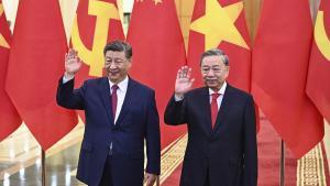 El presidente de China, Xi Jinping, y el secretario general del Partido Comunista de Vietnam, To Lam, durante la visita del primero a Hanoi, este lunes.