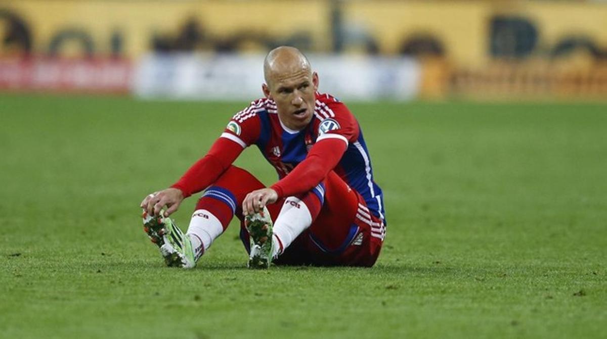 Robben sobre el terreny de joc en el partit de la Copa Alemanya Bayern-Dortmund.