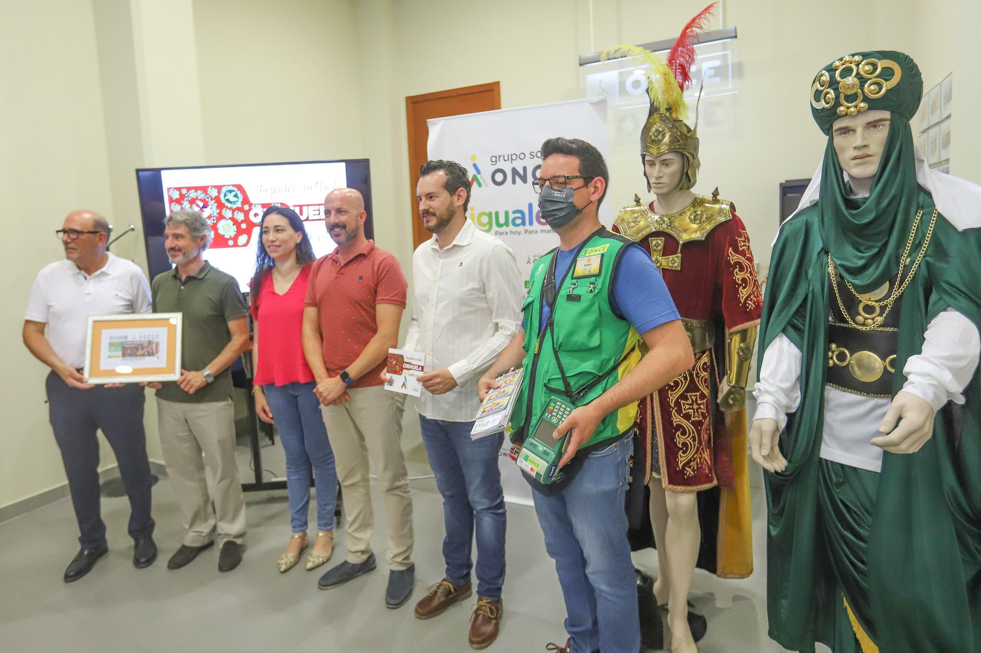 La asociación de Moros y Cristianos de Orihuela ceden 2 trajes a la ONCE para que la fiesta sea más inclusiva