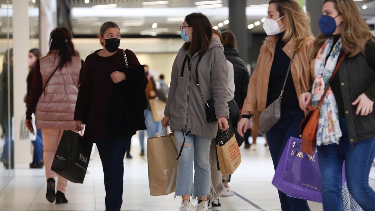 Ambiente en los centros comerciales desde la primera mañana del primer día de rebajas