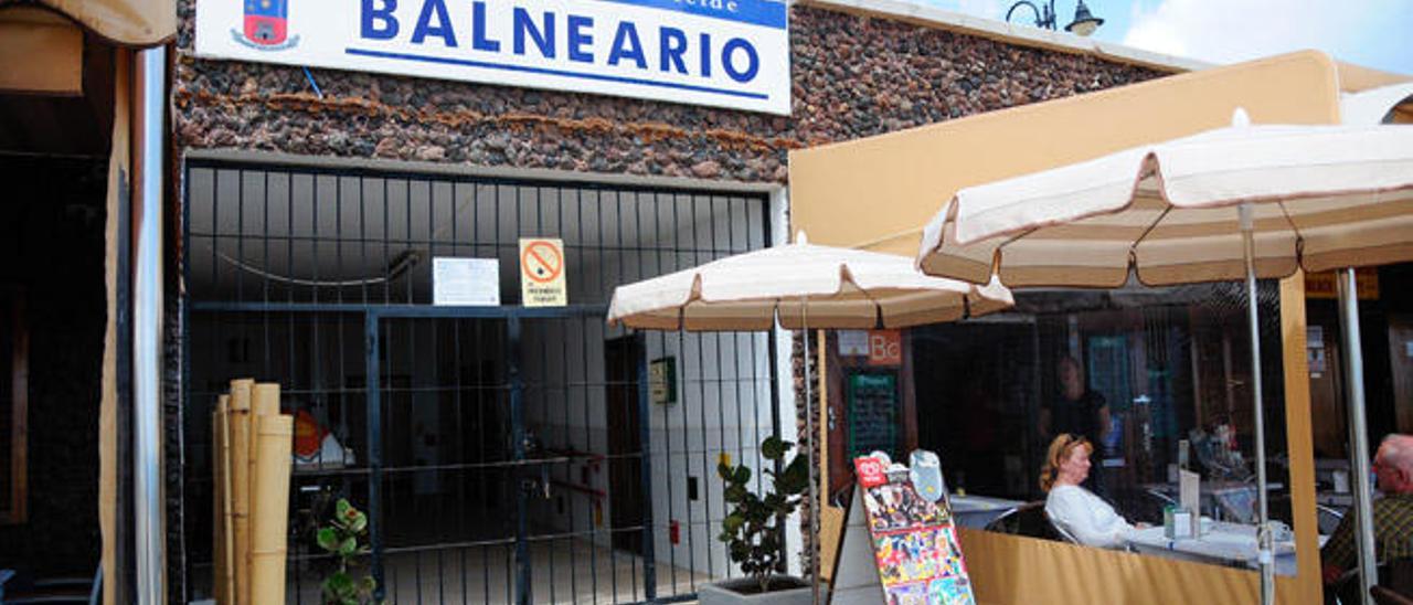 La entrada al balneario de Melenara, que hasta hoy se encontraba cerrado al público.