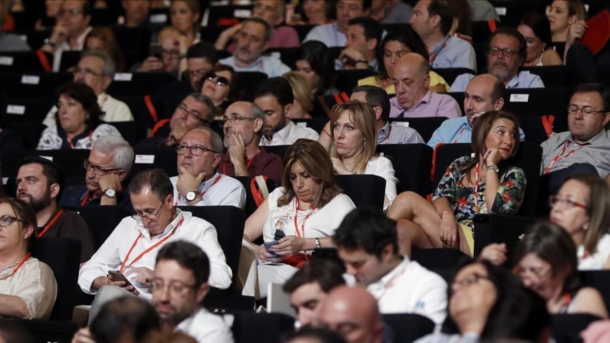 Susana Díaz, en el centro de la imagen, al inicio del congreso del PSOE, el sábado.