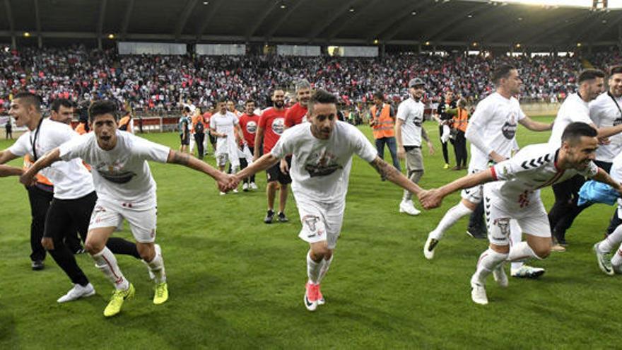 Los futbolistas de la Cultural Leonesa festejan su ascenso.