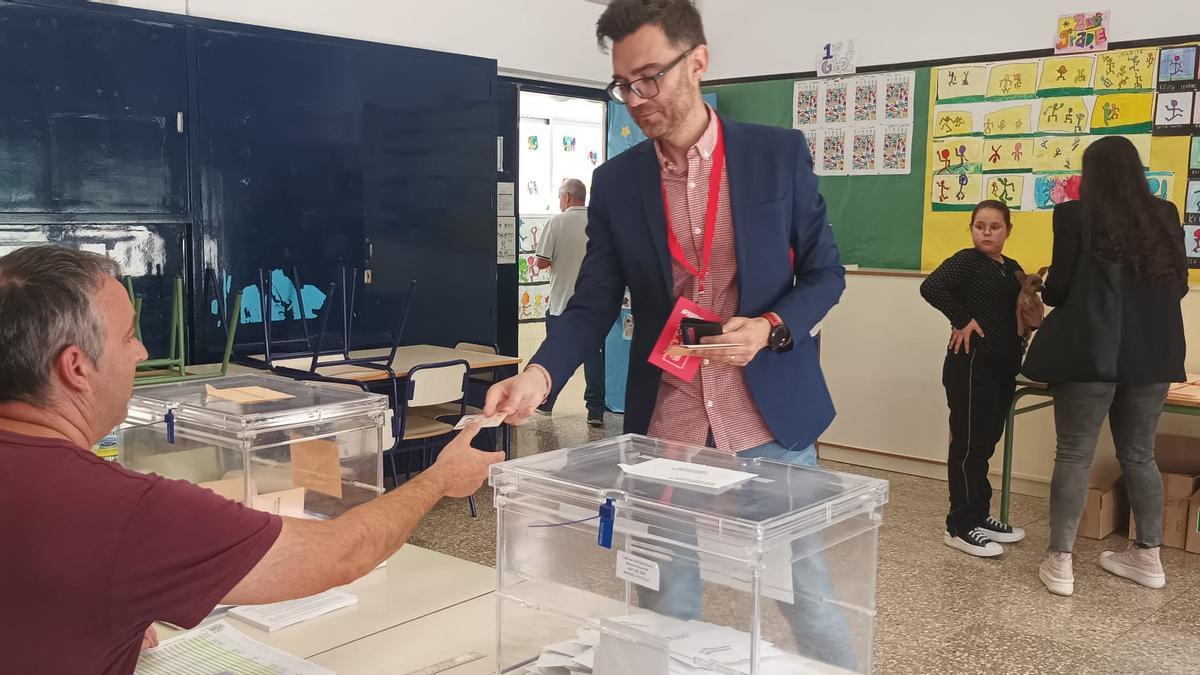 El alcalde de Novelda y candidato a la reelección por el PSOE, Francisco José Martínez Alted, votando esta mañana.