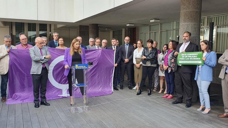 Lectura del manifesto por el 25-N en el Cabildo de Gran Canaria