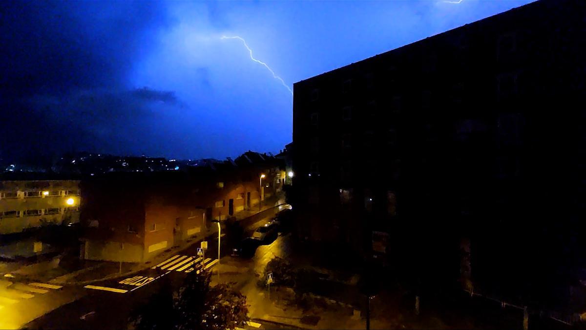 La tormenta ilumina la noche compostelana