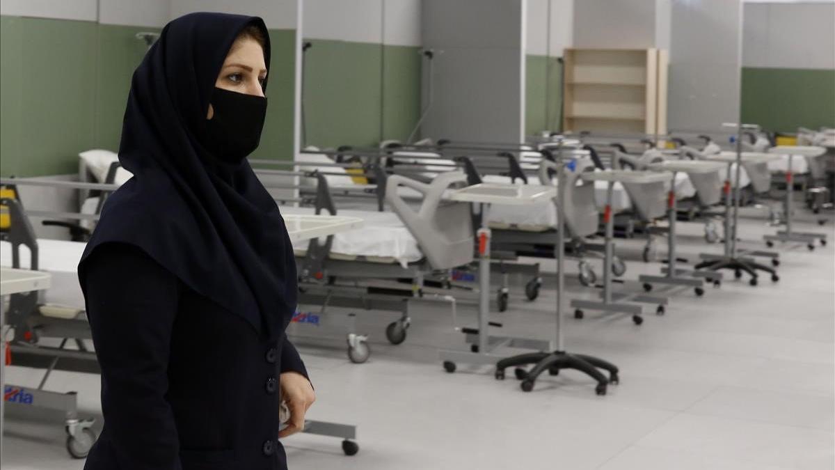 Una inspectora de salud iraní revisa un hospital de emergencia habilitado en una zona comercial para tratar a pacientes infectados por el coronavirus, este sábado, en Teherán.