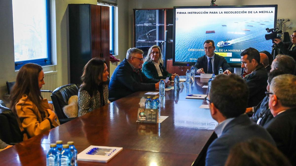 El director general de la Marina Mercante, Gustavo Santana, firmó en la sede de Opmega la Instrucción de Servicio que mejora las condiciones de la recolección de la mejilla.