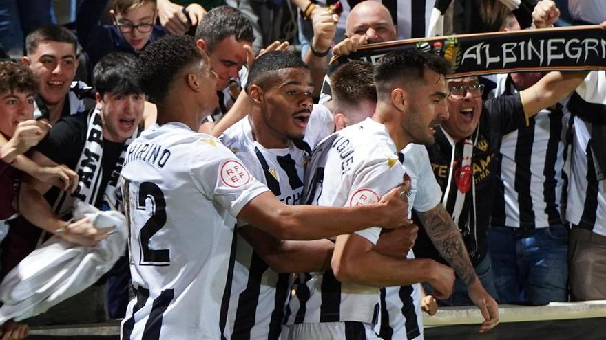 Chirino, Douglas Aurelio y De Miguel felicitan a Raúl Sánchez por el gol de la victoria ante el Intercity el pasado sábado.