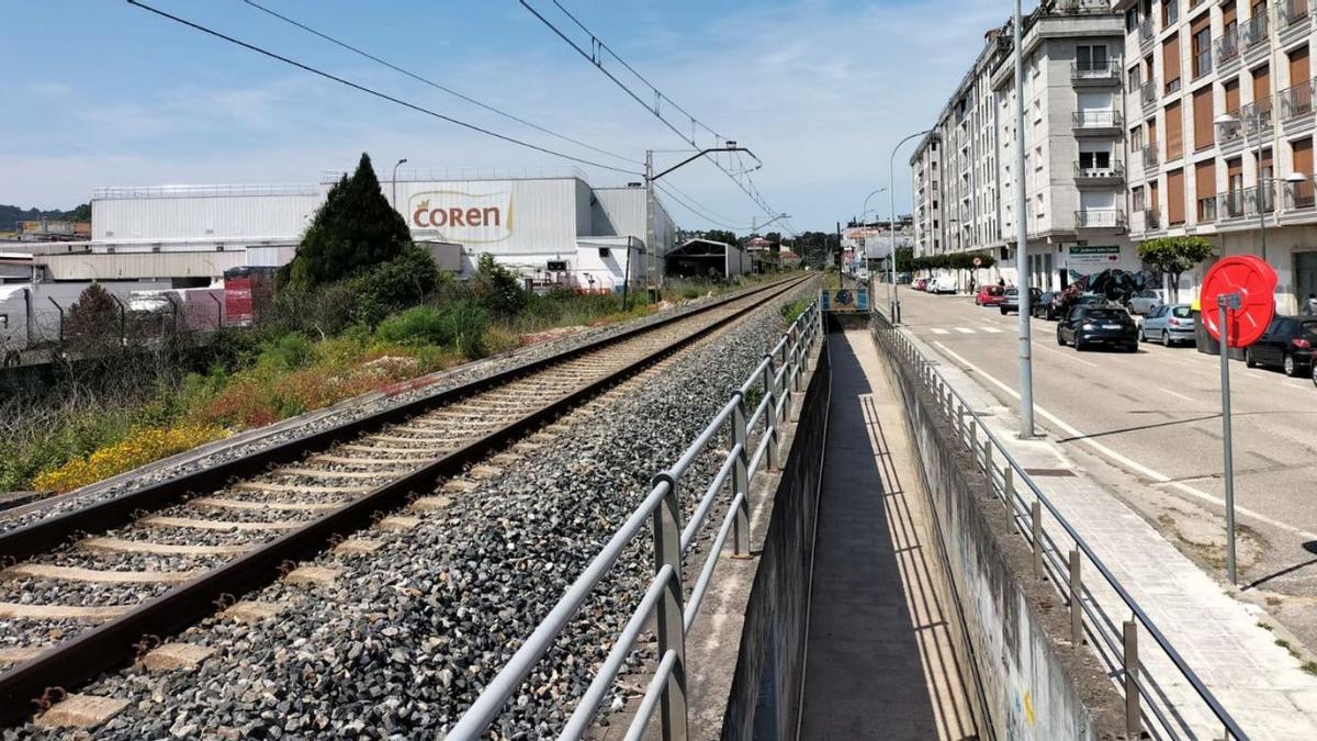 Vía del tren a su paso por el centro urbano de Porriño.