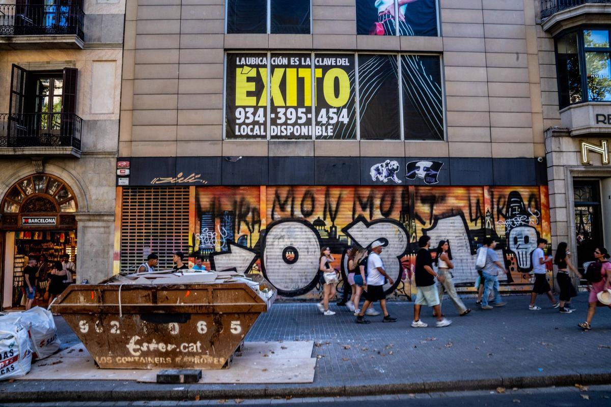 Obras en el 131 de la Rambla, edificio de la histórica sastrería Modelo, donde luego se ubicó H&amp;M.