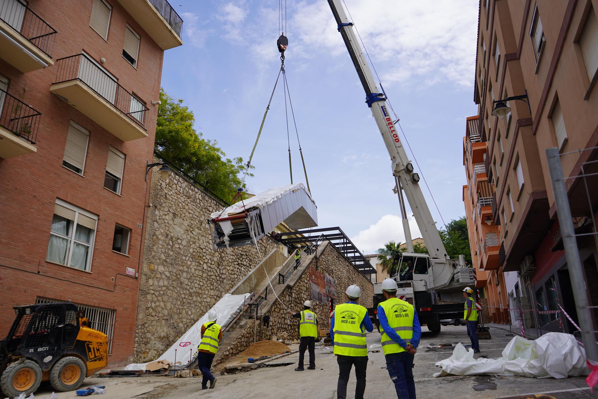 Inician el montaje de las escaleras mecánicas del Mercat de Ontinyent