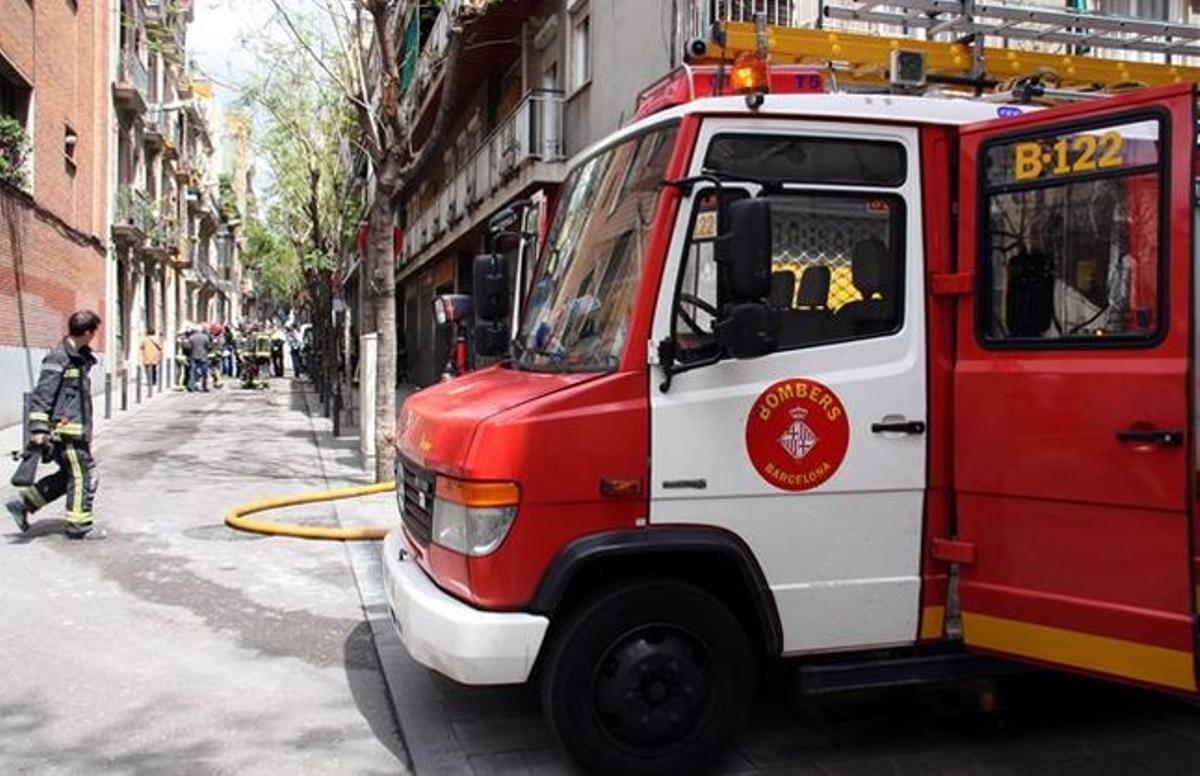 Els bombers, a l’incendi de Gràcia. Els bombers, a l’incendi de Gràcia.