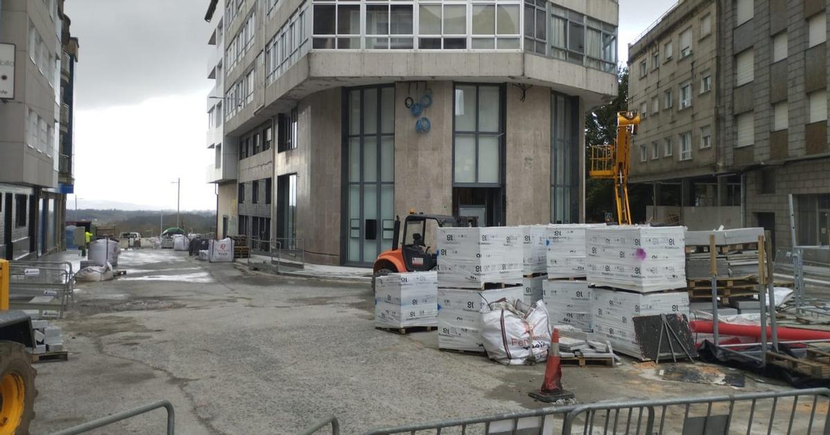 Finalizadas la aceras y las instalaciones, se necesitan varios días sin lluvia para rematar la zona. | L.D.