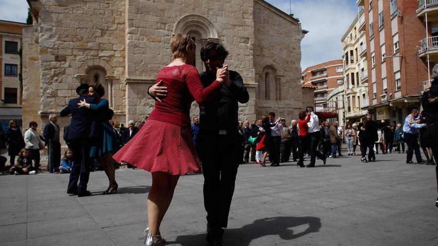 Danzarín Zamora recupera las sesiones de tango en la calle, todos los miércoles