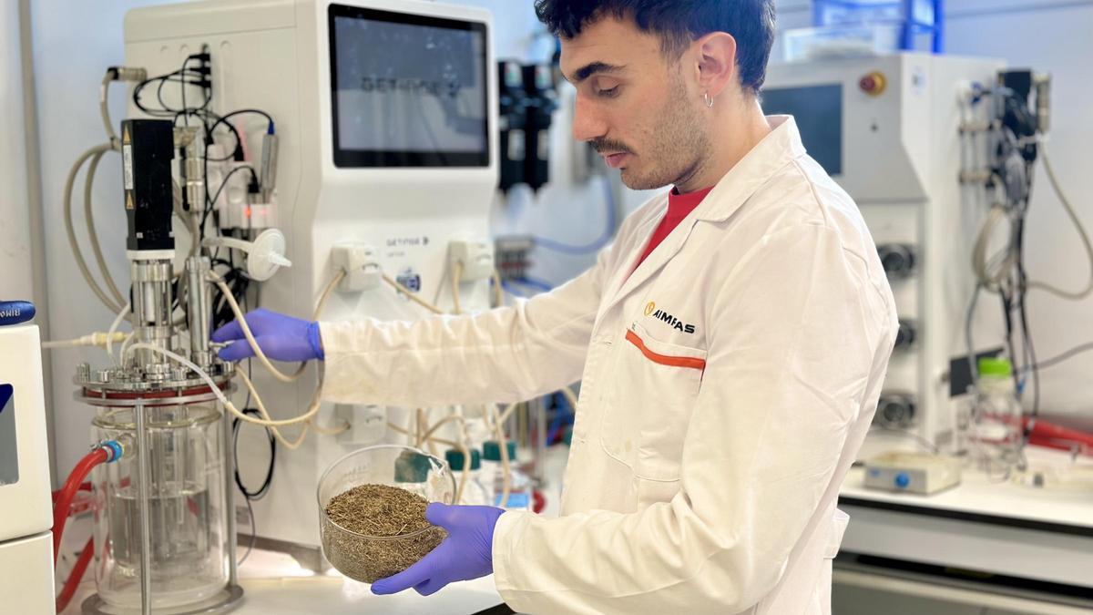 Uno de los investigadores con material de prueba. ‘activos’