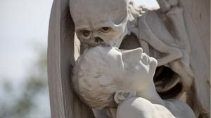 La escultura El beso de la Muerte del Cementerio del Poblenou es una de las más lúgubres de cualquier camposanto.