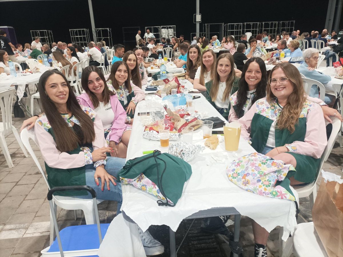 Las peñas protagonizaron la cena y lucieron sus típicos atuendos.