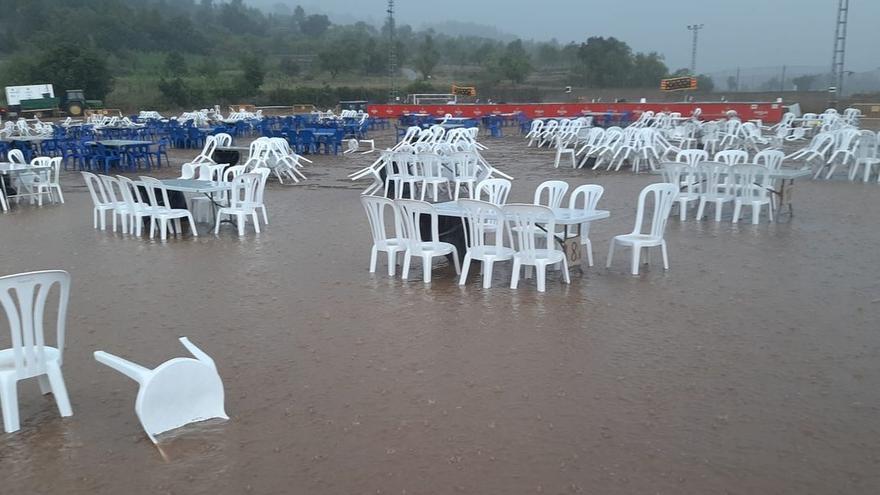 En la imagen se aprecia el nivel del agua alcanzado en la zona donde iba a celebrarse la recta final de l&#039;Aplec, en Forcall.