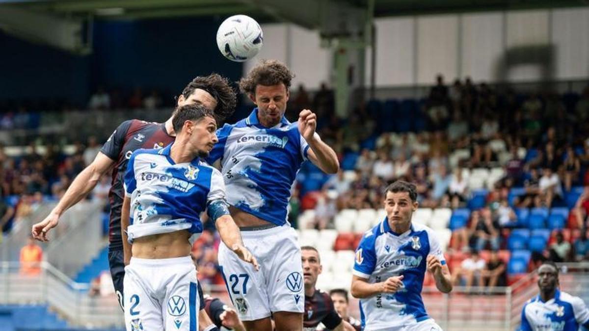 Neal Viereck golpea un balón con la cabeza durante el partido entre Eibar y Tenerife.