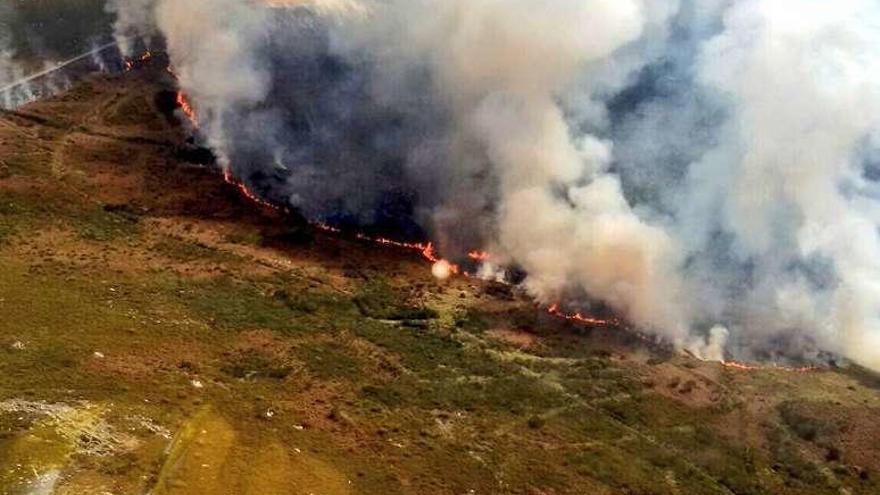 Estado del incendio a la llegada de la BRIF de Laza. // @BrifLaza