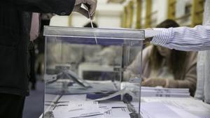 Una persona deposita su voto en la urnas durante las elecciones municipales de 2019.