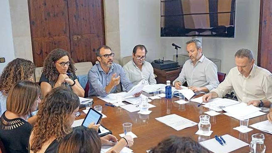 El Govern reunión ayer a la comisión que gestiona la ecotasa, en la que hay instituciones, ecologistas, sindicalistas y patronales.