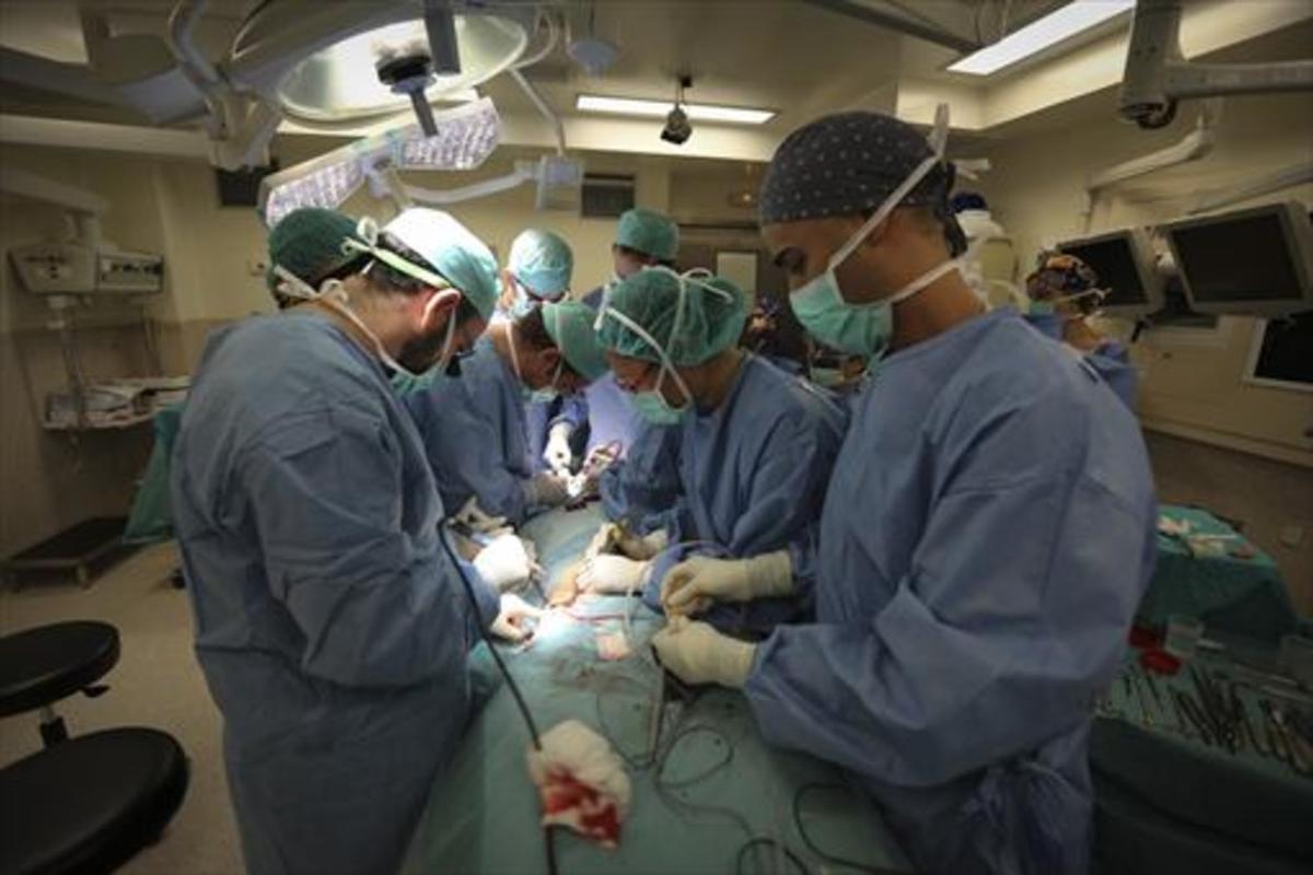 Operación en un quirófano del Hospital Clínic.