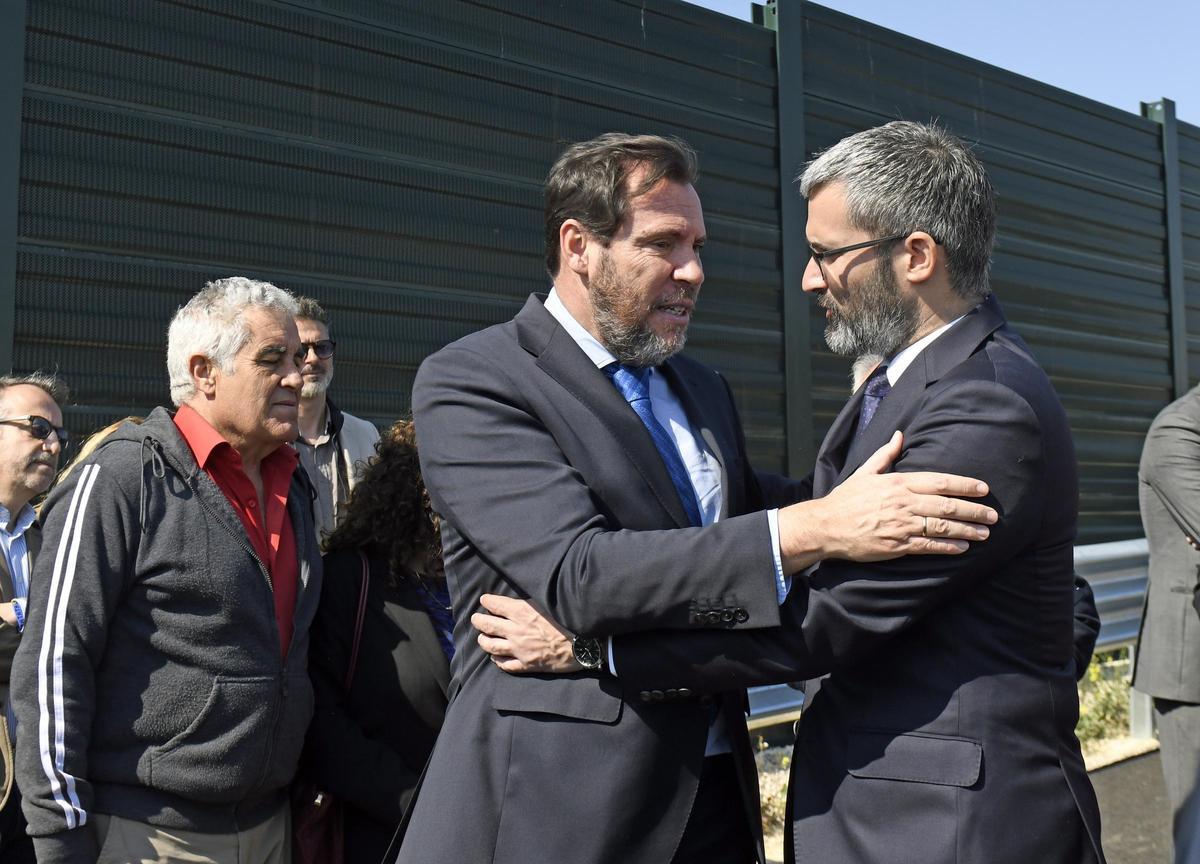 El delegado del Gobierno, Francisco Lucas, saluda al ministro de Transportes, Óscar Puente, la pasada semana.