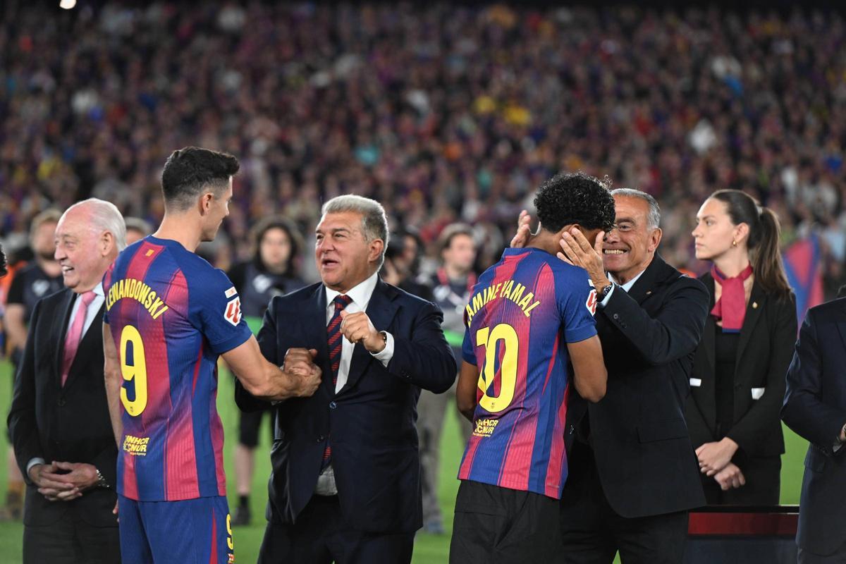 Laporta y Yuste felicitan a Lewandowski y Lamine Yamal.