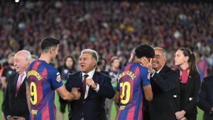 Laporta y Yuste felicitan a Lewandowski y Lamine Yamal.