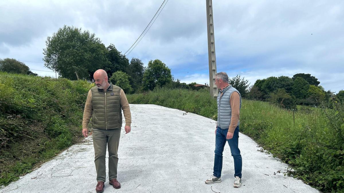 El alcalde de Ribadesella Paulo García y el concejal de obras Alejandro Alonso