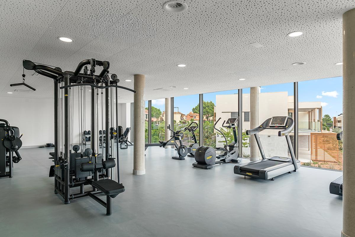 Das moderne Fitnesstudio der Wohnanlage Adelfas de Es Trenc.